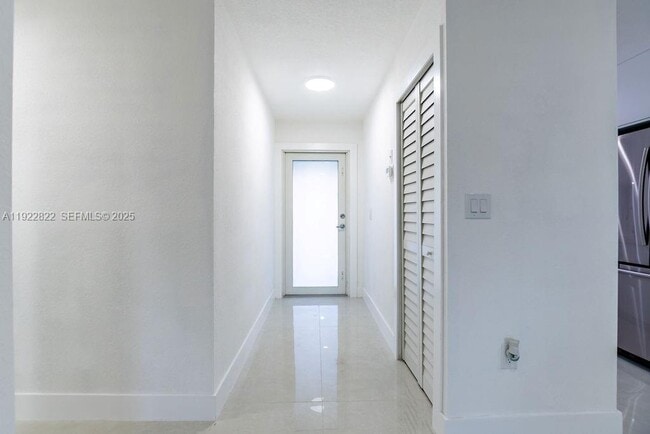 Building Photo - 5240 SW 139th Pl