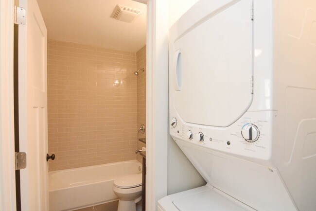 Building Photo - 533 W Surf St