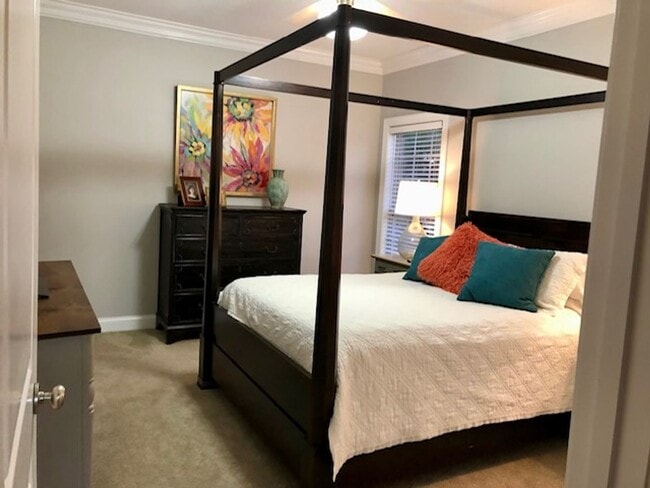 Building Photo - 3 bedroom, 3 Bath in Oxford, small fenced yard.