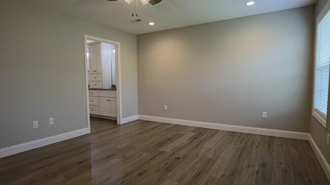 Building Photo - 249 Oak Grove Cir