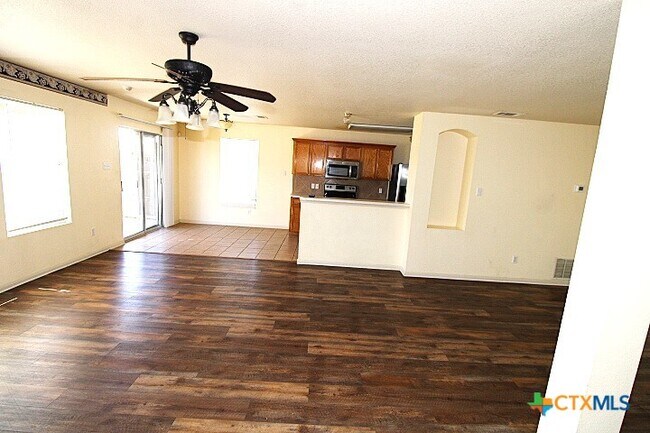 Building Photo - 5707 Schneider Dr