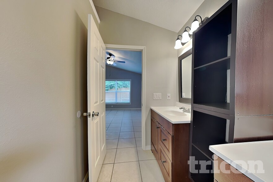 Building Photo - 2517 Clareside Dr