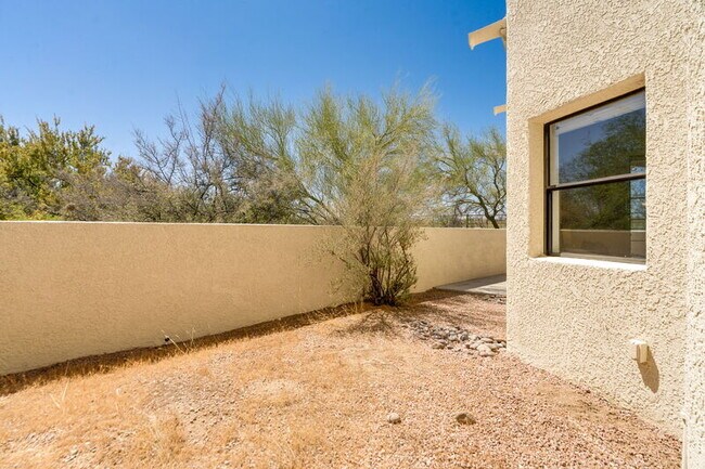 Building Photo - 9949 N Calle Loma Linda