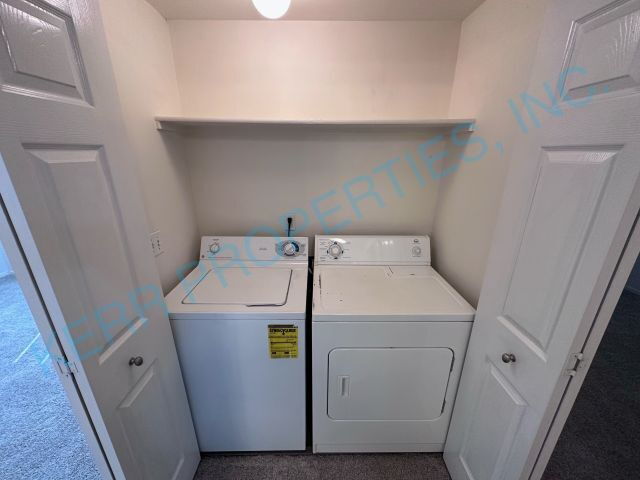 Building Photo - FREE RENT! Charming 2-Bed Condo Retreat in Milwaukie – Cozy 900 Sq Ft Living!