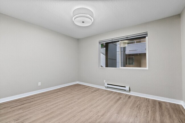 Building Photo - Bright Beacon Hill Condo in Secure Gated C...