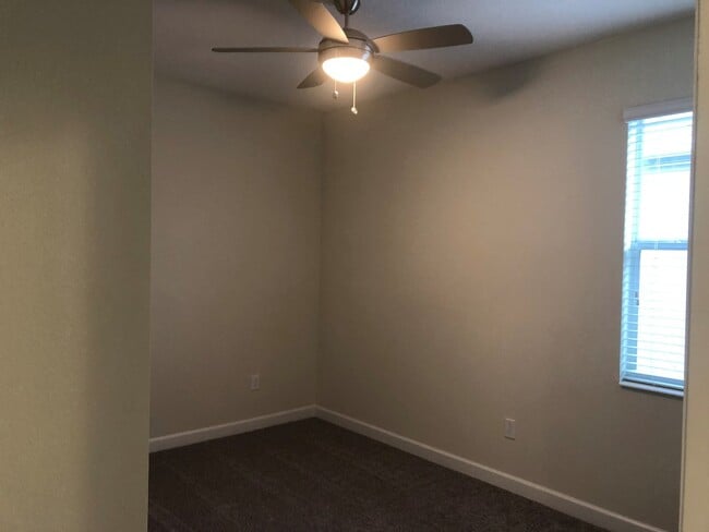 Building Photo - Lakefront Single Story 3/2 Home  FREE wash...