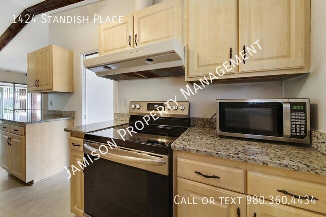 Building Photo - 1424 Standish Pl