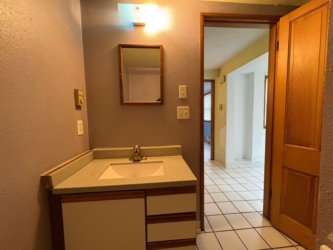 Building Photo - 908 E Washington St