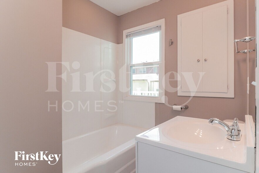 Building Photo - 446 Barron St