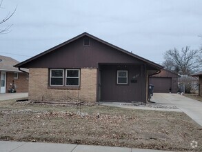 Building Photo - 3-bedroom house