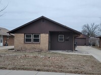 Building Photo - 3-bedroom house