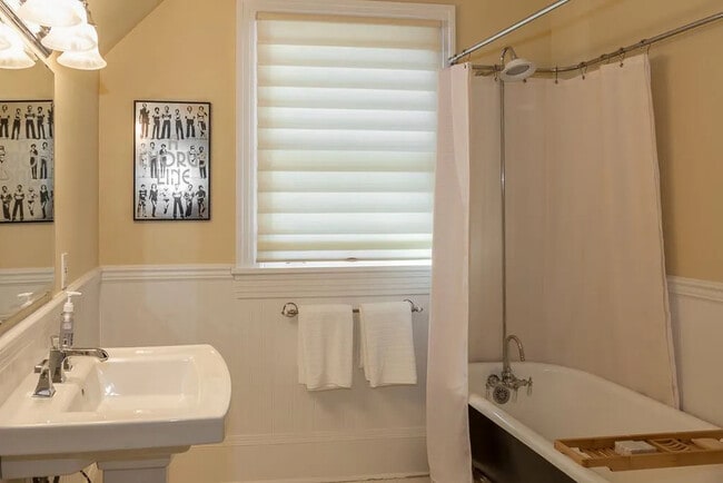 Building Photo - 1419 E Denny Way