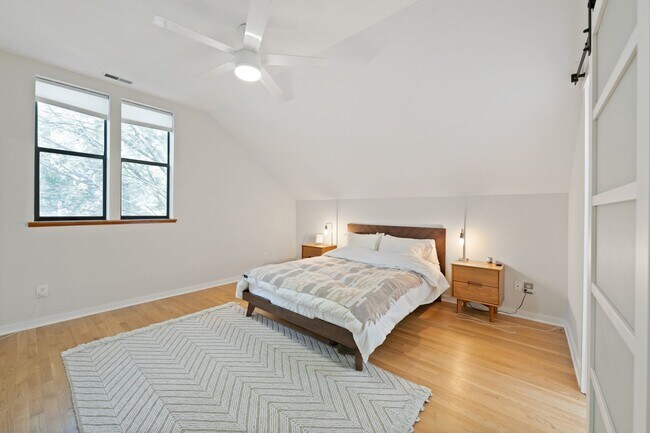 Building Photo - Stunning 3 Bedroom with a Beautiful View i...