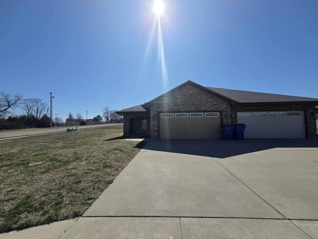 Building Photo - 410 Michael's Ct