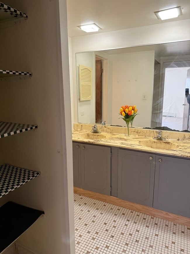 Building Photo - 138 E Bailey Rd