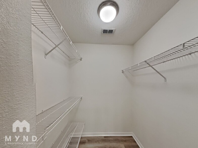 Building Photo - 2617 Hawthorne Ln