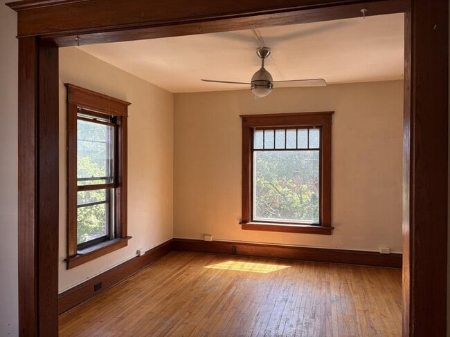 Building Photo - 48 Monroe St