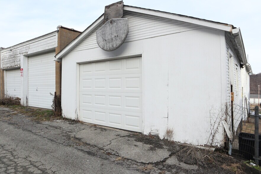 Building Photo - 823 Crest Ave