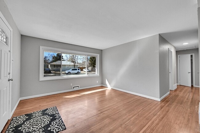 Building Photo - 5635 E Nebraska Way