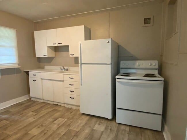 Building Photo - 2 Bed 1 Bath Available in Springfield+
