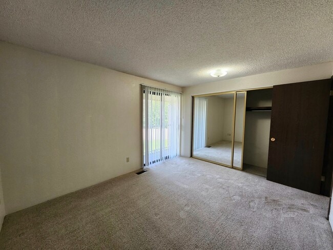 Building Photo - Spacious N. Richland Townhome- Includes Washer & Dryer!