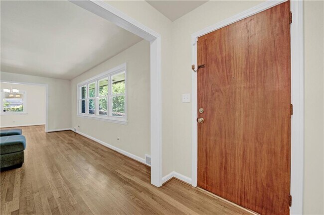 Building Photo - 2127 Desmond Dr