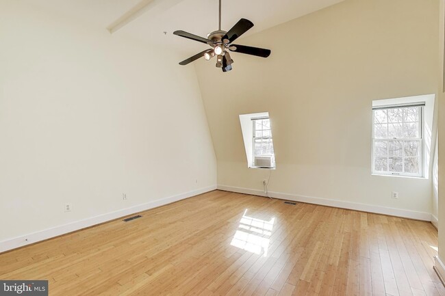 Building Photo - 1129 Columbia Rd NW