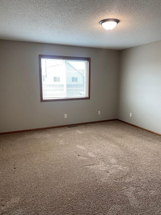 Building Photo - 3 Bedroom Townhome on Peach Dr. in Sauk Ra...