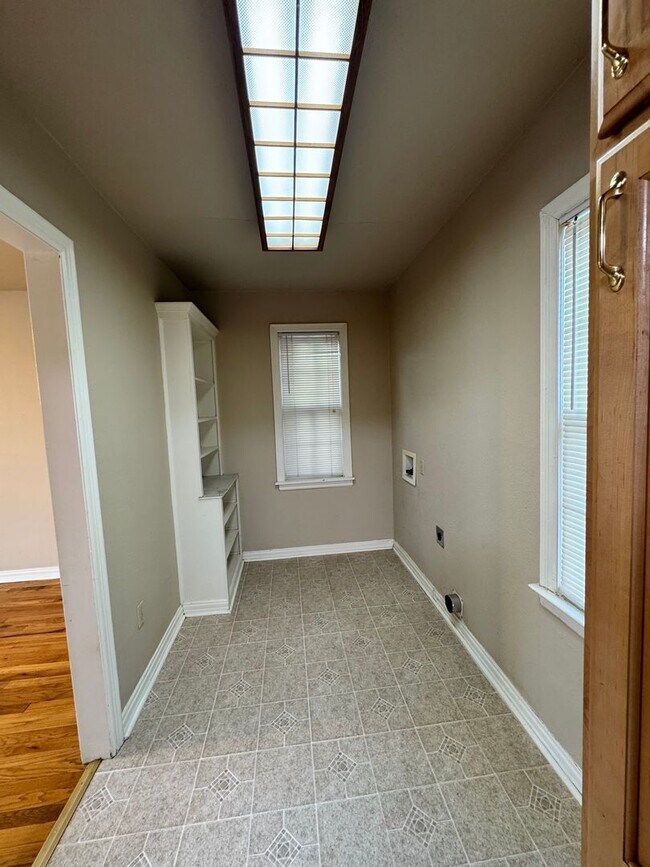 Building Photo - Charming 2 bedroom