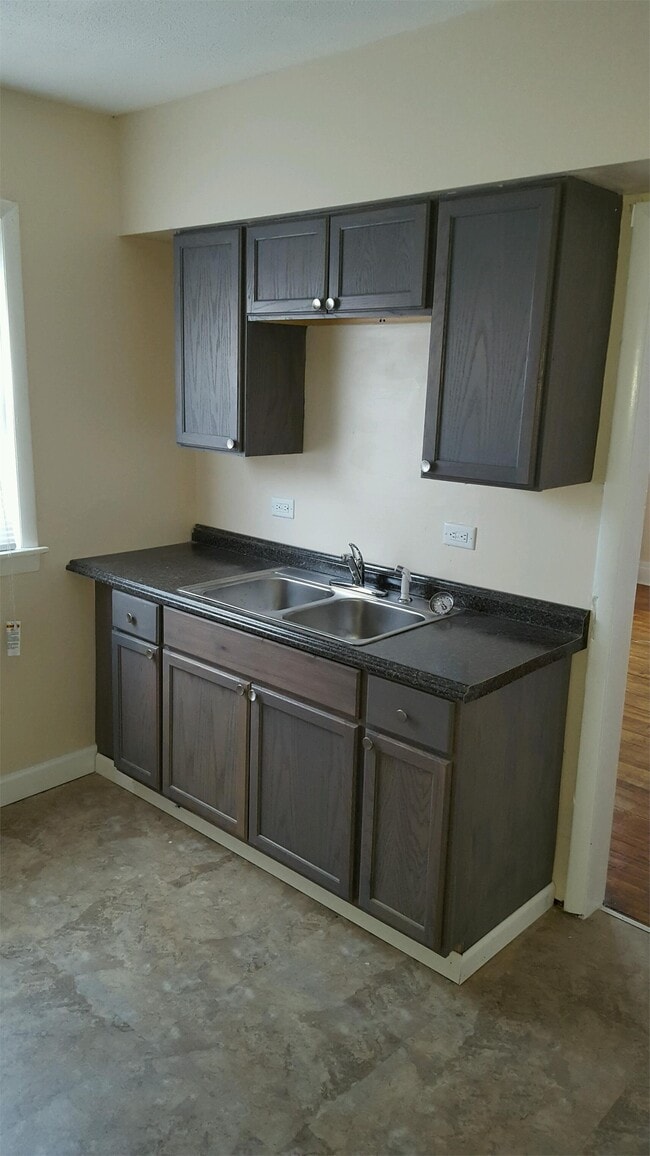 Building Photo - 206 Hall Ave