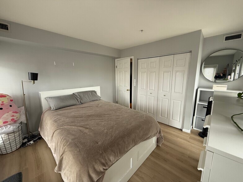 Building Photo - 911 S Charles St