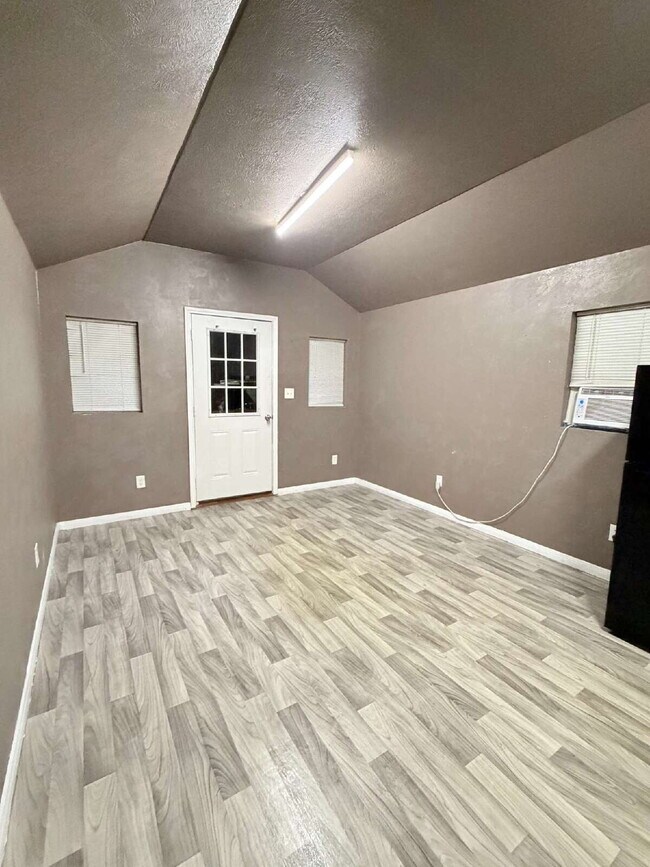 Building Photo - Cheap 1 bed tiny home available for Rent in Longview!