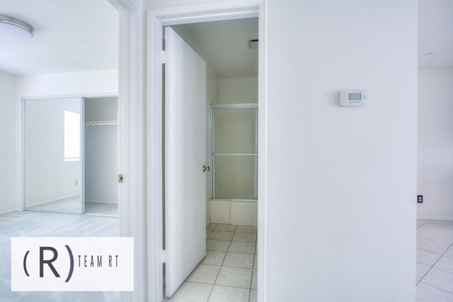 Building Photo - A Charming Condominium in a Quiet and Desi...