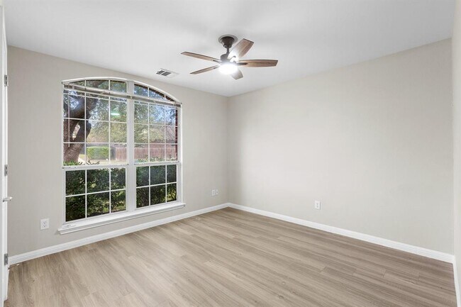 Building Photo - 2205 Speidel Dr