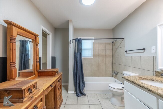 Building Photo - XL HOME!  3 bed, 1 bath, LOTS OF ROOM!