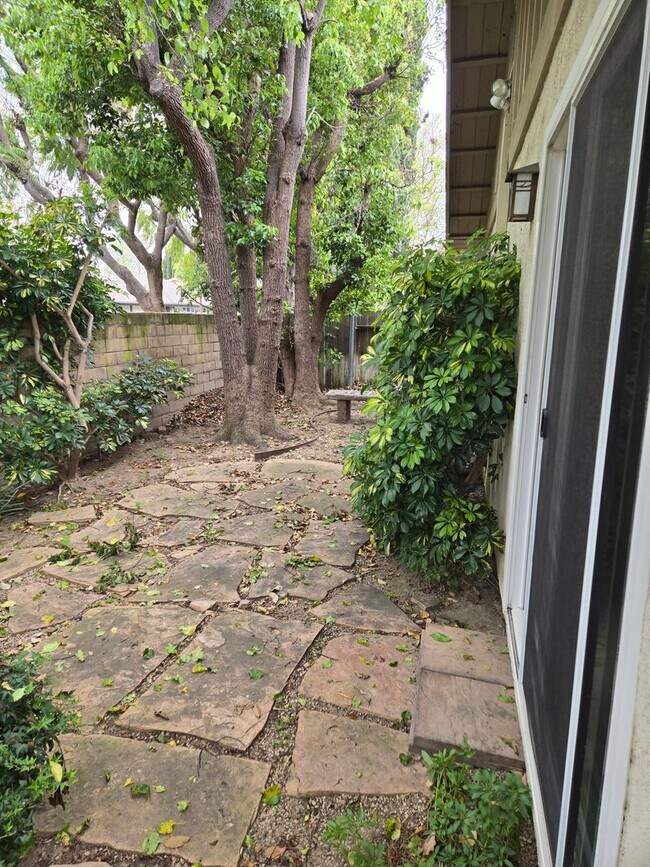 Building Photo - Santa Ana - Spacious 2 Bedroom, 2 Bath Hou...
