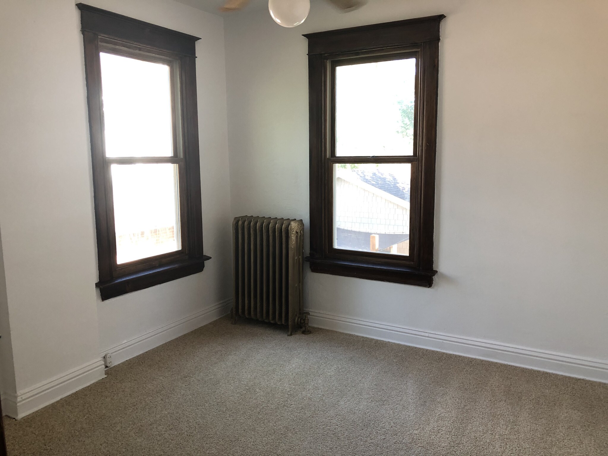 Building Photo - 516 S Sherman St