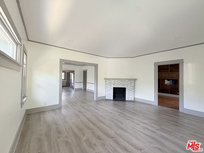 Building Photo - 613 N Lucerne Blvd