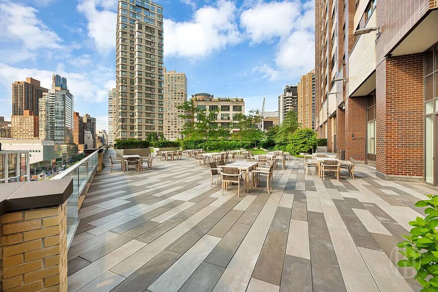 Building Photo - 20 W 64th St