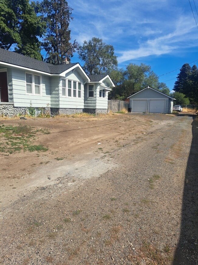 Building Photo - 104 N Farr Rd