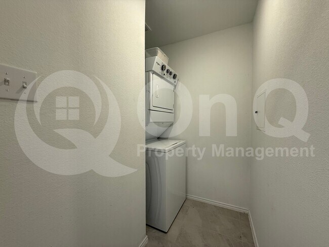 Building Photo - 204 Thresher Ln