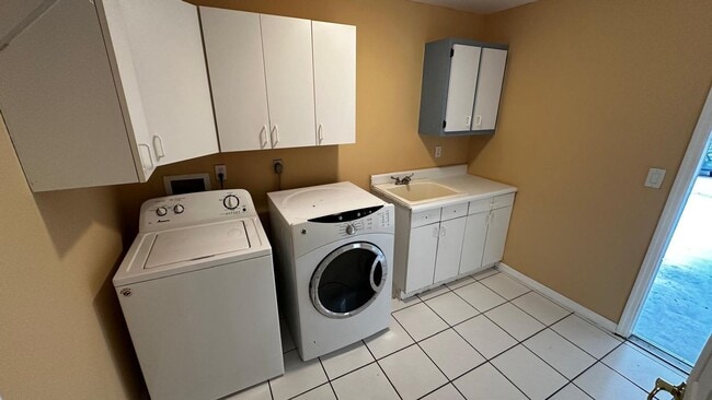 Building Photo - SPACIOUS 4-BEDROOM HOME WITH SCREENED POOL IN SE CAPE CORAL