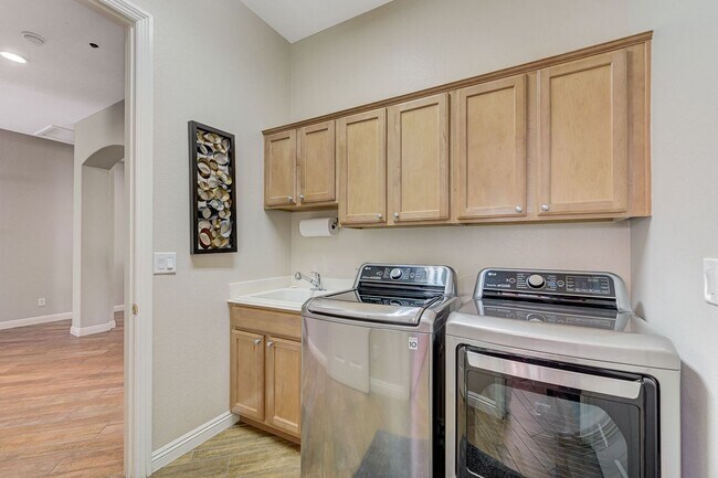 Building Photo - Stunning single-story home in picturesque community!