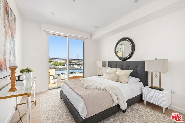 Building Photo - 1463 1/2 S Beverly Dr