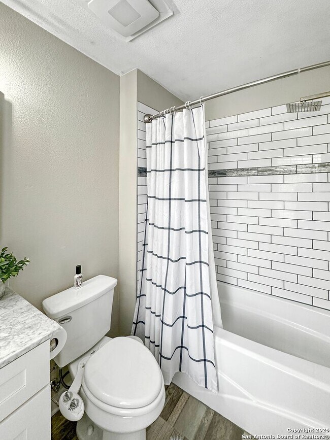 Building Photo - A beautifully remodeled 3-bedroom 2.5-bath...