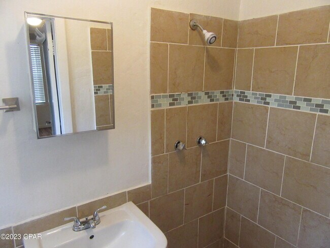 Building Photo - 1511 Molitor Ave