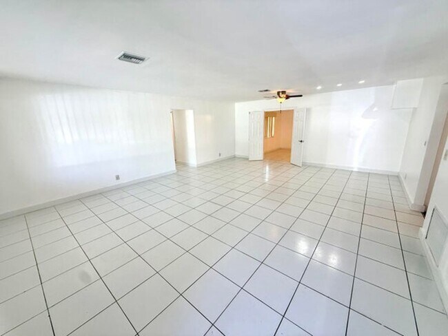 Building Photo - 118 SE 10th Ct