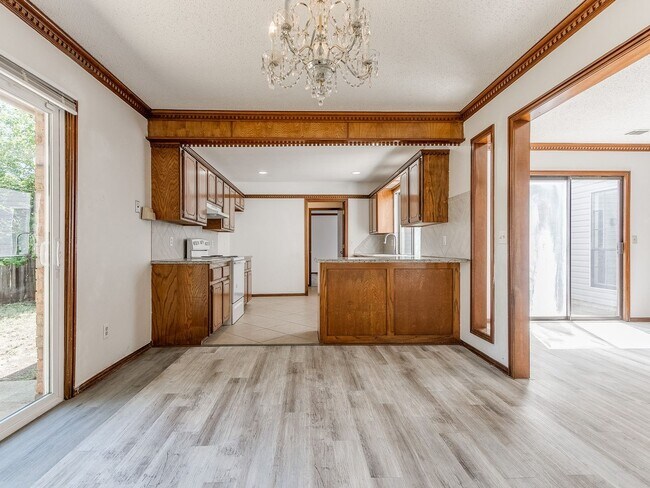 Building Photo - 3 Bed 2 bath!