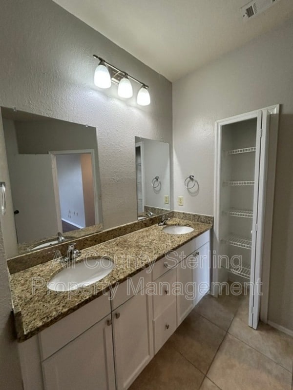 Building Photo - 132 Vista Verdi Cir