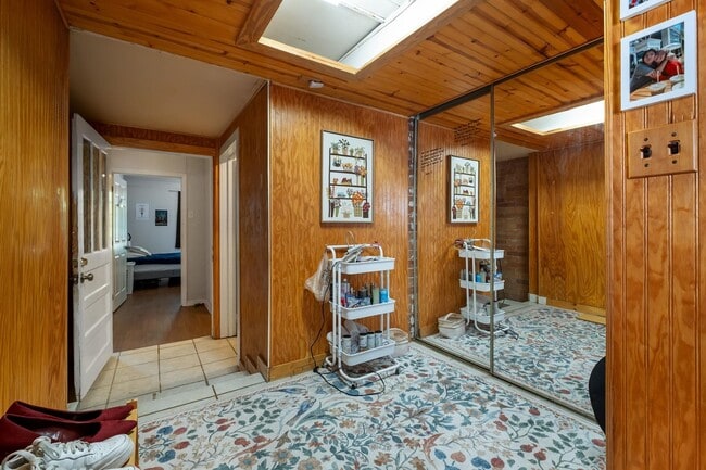 Building Photo - 1902 Sunset Ln